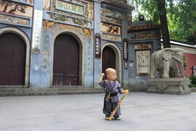 麓山寺门口,一个游客的孩子。