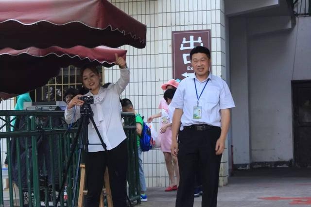 岳麓山缆车乘坐处,有阿姨和大叔抓拍游客的照片。