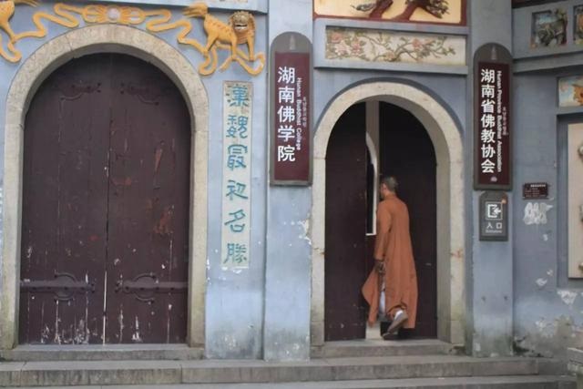 麓山寺侧门,一位师傅正准备进寺