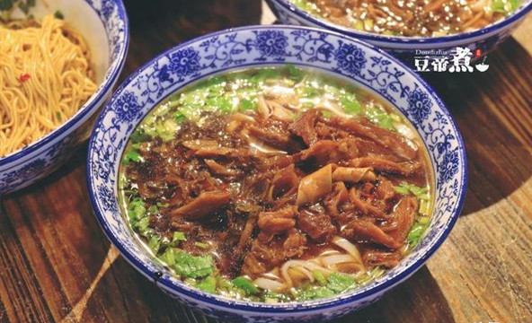 一个“最爱嗦粉”的城市，一天粉面几十万斤，一日之计就从嗦粉起