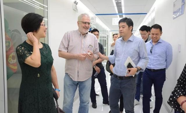 这个德国人在中国呆了14年不想走了，还把护照上永久居住地改成了“中国长沙”
