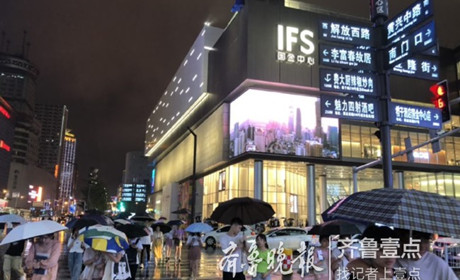 长沙夜经济：凌晨两点这条街还在堵车
