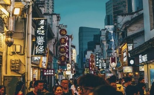 在这座被烟火气笼罩的城市，没有一个人能瘦着走出长沙