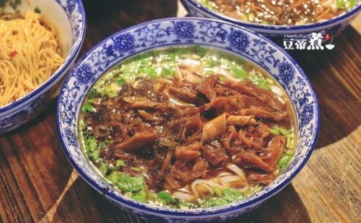 一个“最爱嗦粉”的城市，一天粉面几十万斤，一日之计就从嗦粉起