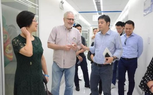 这个德国人在中国呆了14年不想走了，还把护照上永久居住地改成了“中国长沙”